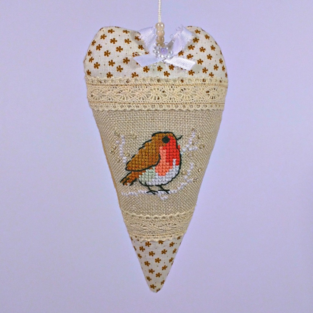 Redbird heart christmas ornament beige